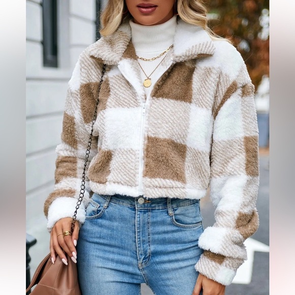 Women’s Drop Shoulder Crop Plush Coat Size M - Picture 3 of 15